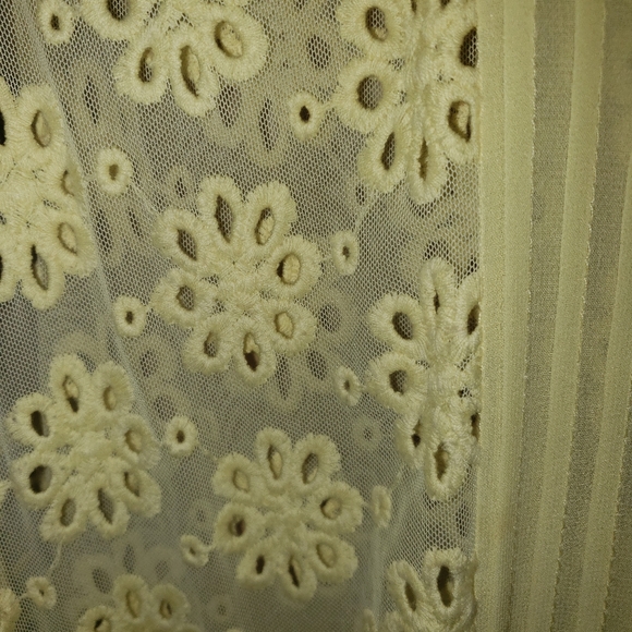 Misses sz M Forever 21 Summer Beachy eyelet sheer Floral shirt Beautiful yellow - Picture 2 of 4
